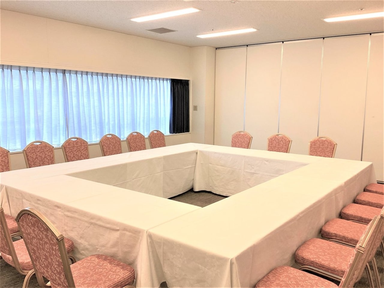 会議室（ロの字型）45㎡